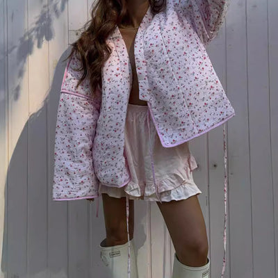 Abrigo Acolchado Floral Romántico con Cuello V y Mangas Acampanadas - Image 2