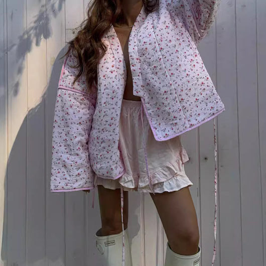 Abrigo Acolchado Floral Romántico con Cuello V y Mangas Acampanadas - Image 2