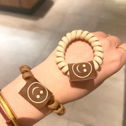 Elástico para Cabello Color Té con Leche Mate con Carita Sonriente - Image 14