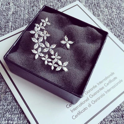 Aretes Asimétricos de Flor de Cuatro Pétalos - Image 5