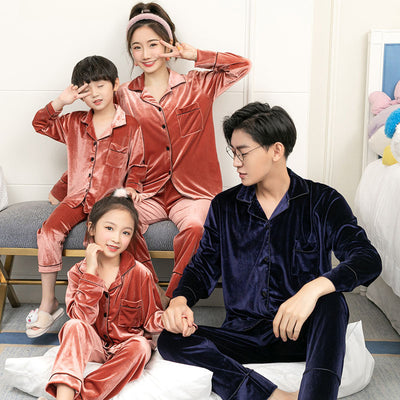 Pijama Familiar Terciopelo Dorado de Talla Grande - Image 6