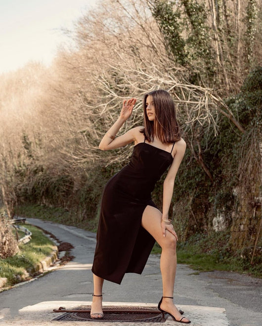 Vestido Slip Midi Ajustado Negro Elegante - Image 5