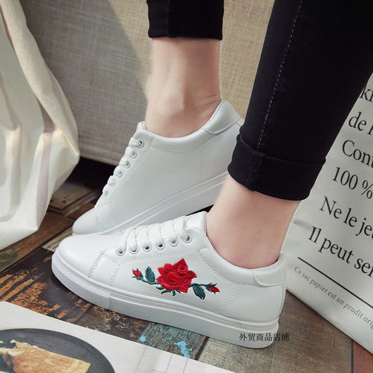 Zapatillas Blancas con Bordado de Rosas para Niña - Image 6