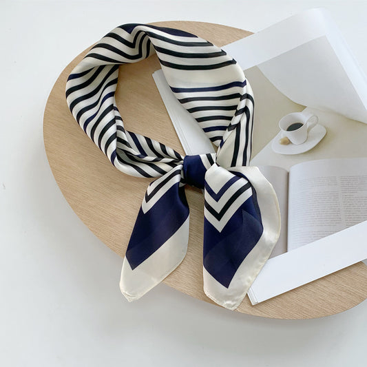 Pañuelo de Seda Estampado Cuadros Blanco y Negro para Mujer - Image 2