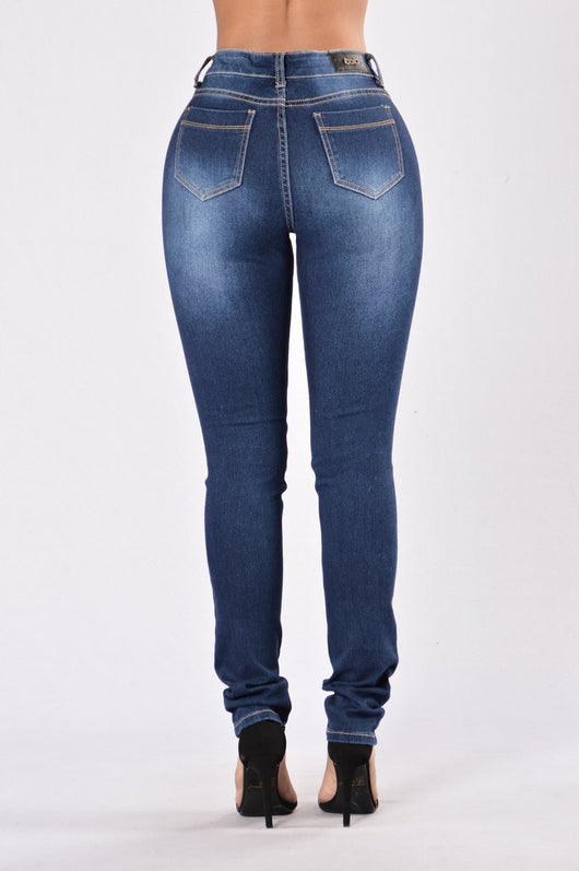 Pantalones Vaqueros Rotos de Moda Contemporánea - Image 5