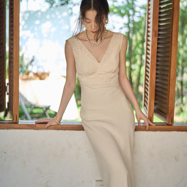 Vestido Elegante Retro Francés con Encaje Onda y Bordado, Cuello V Ajustado - Image 4