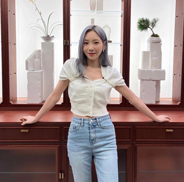 Blusa de Punto Blanco con Cadena de Perlas y Manga Corta