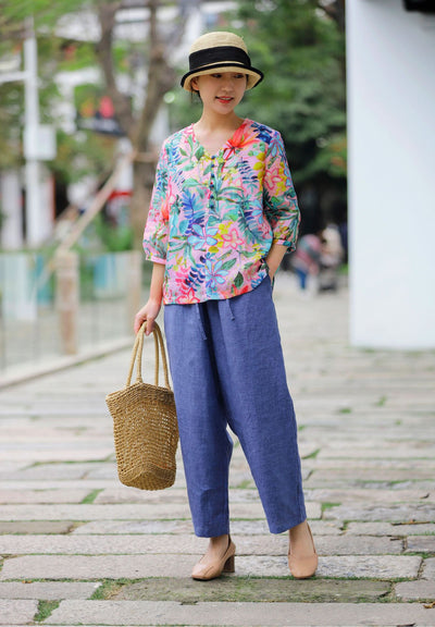 Blusa Literaria de Algodón y Lino con Cuello en V para Viajeras - Image 6