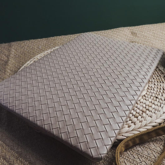 Funda para Laptop Tejida en Cuero Color Té con Leche - Image 11