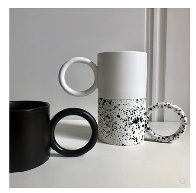 Taza de Cerámica Grande con Diseño de Salpicaduras de Tinta Negra - Image 4