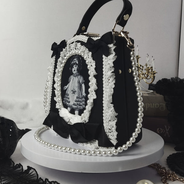 Bolso Vintage Estilo Periódico en Blanco y Negro