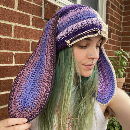 Gorro de Punto Artesanal con Orejas de Conejo, Diseño Divertido con Máscara de Un Ojo y Cuernos - Image 3