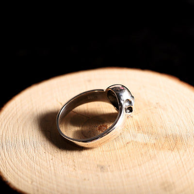 Anillo de Calavera Plateado Minimalista Unisex - Image 2