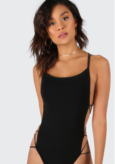 Traje de Baño Bikini Minimalista con Diseño Atrevido - Image 2