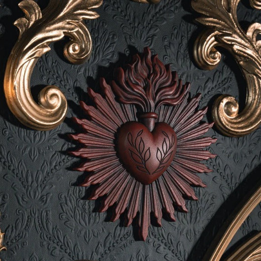 Ornamento Decorativo Corazón Sagrado en Relieve de Resina - Image 4