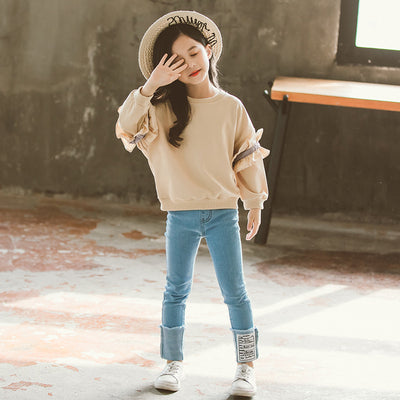 Conjunto de Dos Piezas: Jeans con Mangas de Encaje para Niñas - Image 9