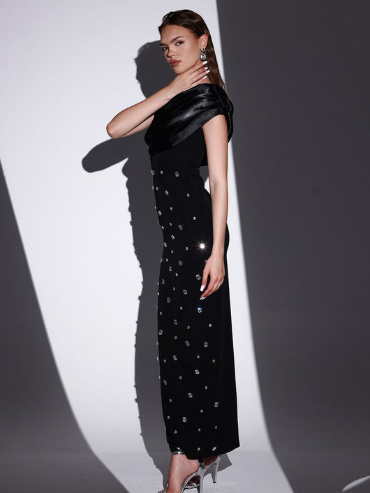 Vestido de Noche Negro con Hombros Descubiertos y Detalles Diamantados - Image 6