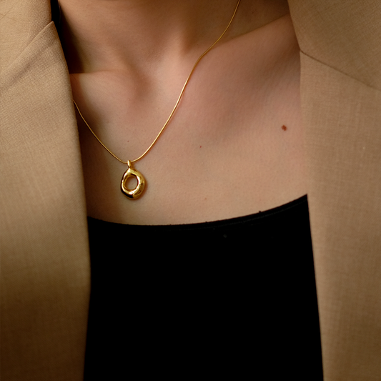 Collar Cadena Hueso de Serpiente Oro con Dije Redondo Irregular para Mujer