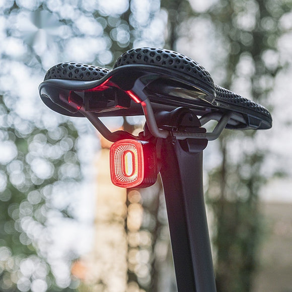 Luz Trasera Inteligente para Bicicleta con Sensor de Frenado Automático