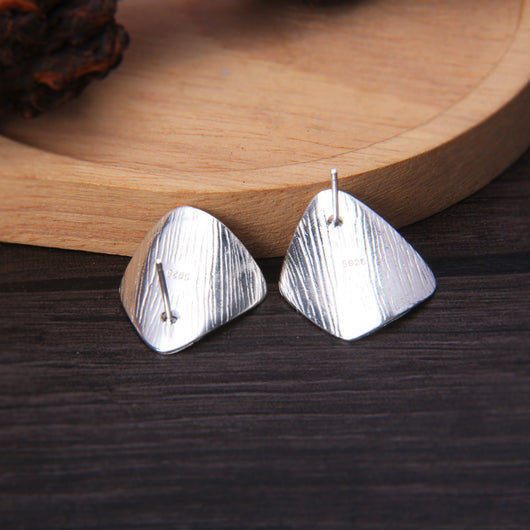 Aretes Cuadrados Frosted Cepillados con Tachuelas - Image 3