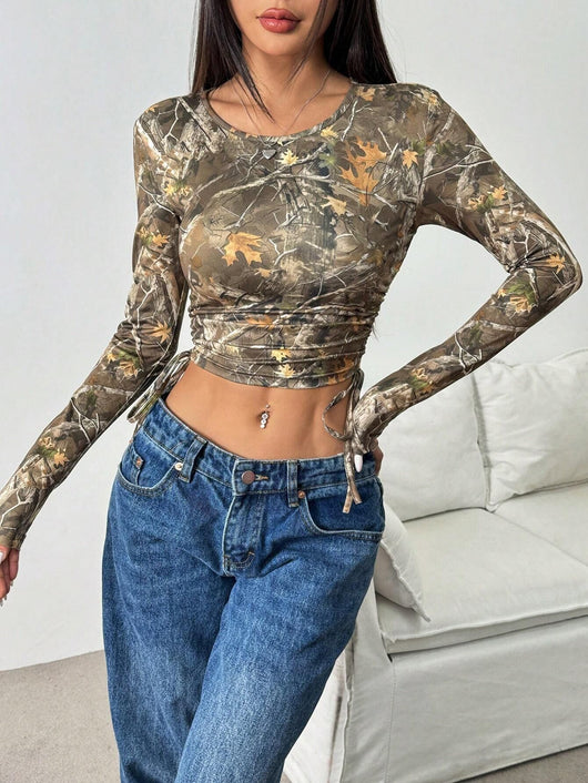 Playera Ajustada con Estampado de Rama y Cordones Laterales - Image 12