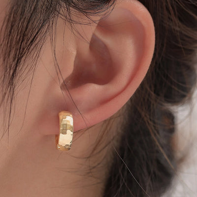 Aretes Redondos Texturizados: Elegancia Simple y Versátil - Image 4