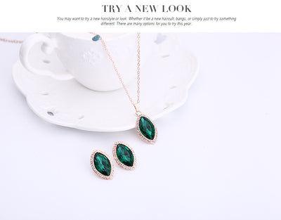 Conjunto de Collar y Aretes de Cristal Brillante - Image 2