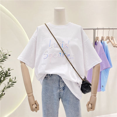 Playera Suelta para Mujer con Diseño de Letras Doradas - Image 10