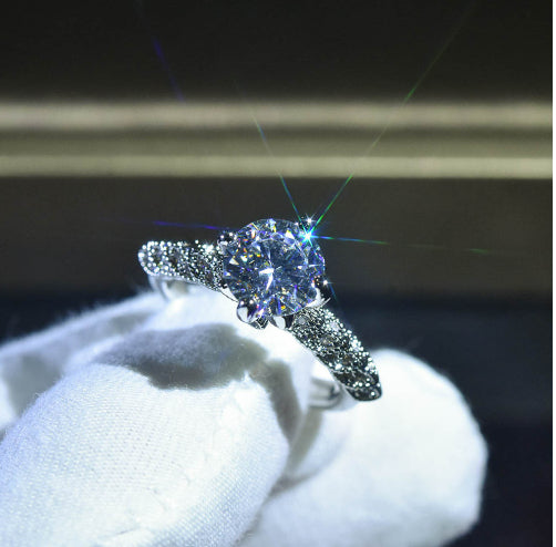 Anillo Diosa de la Fortuna en Moissanita con Baño de Platino - Image 8