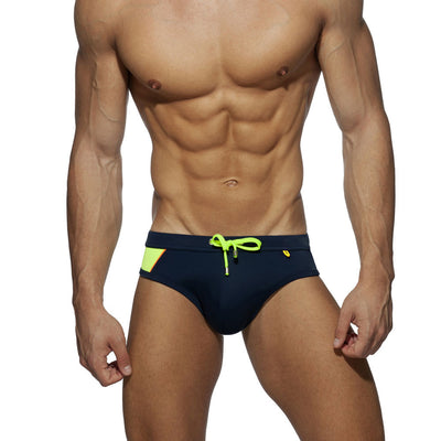 Bañador Triángulo Clásico en Nylon Resistente - Image 9