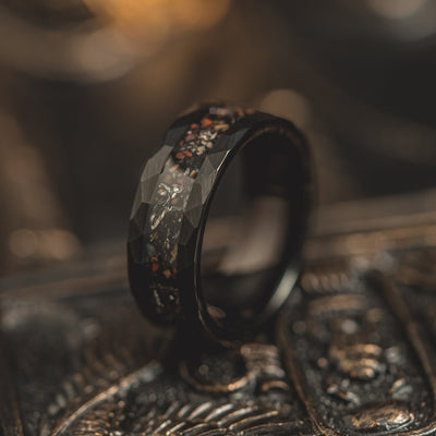 Anillo de Acero Tungsteno 8mm Negro Patrón Martillado - Image 2