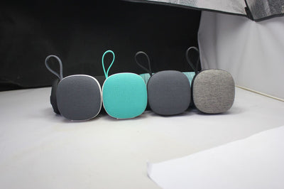 Parlante Portátil Bluetooth Mini con Tela Impermeable y Imán - Image 12
