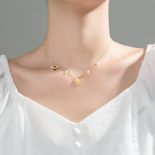 Collar Delicado de Margarita Blanca y Abeja Dorada - Cadena de Clavícula