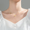 Collar Delicado de Margarita Blanca y Abeja Dorada - Cadena de Clavícula
