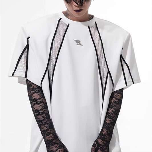 Remera Negra con Costuras Huecas y Acolchado en Hombros