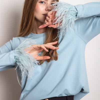 Blusa Casual para Mujer con Cuello Redondo y Detalles de Plumas - Image 5