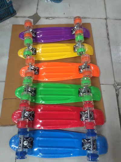 Patineta de Cuatro Ruedas con Diseño Creativo y Personalidad - Image 10