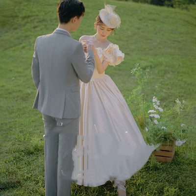 Vestido de Novia Retro Minimalista en Satén con Flores Fotográficas - Image 3