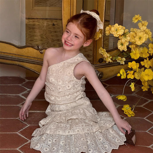 Vestido Pastel con Hombreras Oblicuas y Bordados de Verano