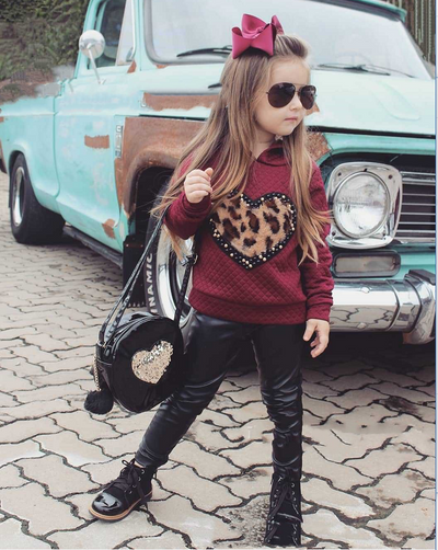 Conjunto Deportivo de Sudadera con Capucha y Pantalones de Cuero - Image 6