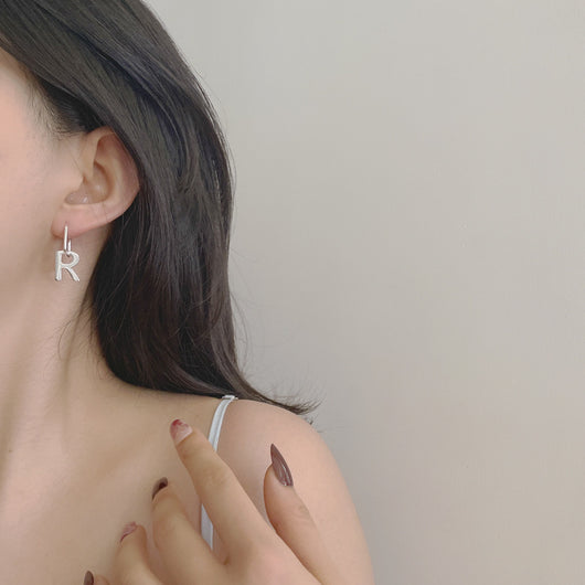 Aretes Letra R Plata 925 Estilo Fashion - Image 3