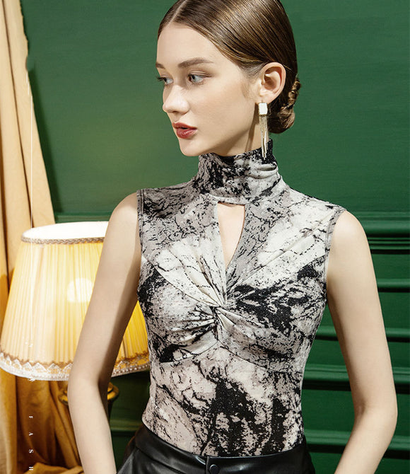 Blusa de Cuello Alto con Malla Transparente y Detalle Calado