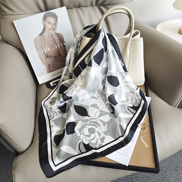 Pañuelo Cuadrado para Mujer con Estampado Floral Fresco y Diseño Minimalista