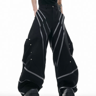 Pantalón Plisado con Detalles Metálicos y Remaches