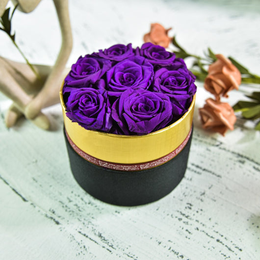 Caja de Regalo Navideña con Rosas Preservadas Hug Bucket - Image 6