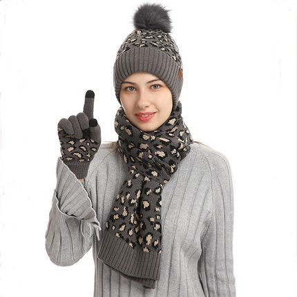Conjunto de Invierno 3 Piezas: Gorro, Bufanda y Guantes en Lana Tejida Estampado Leopardo - Image 8