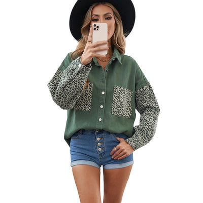 Blusa Casual con Estampado de Leopardo y Bolsillos Funcionales - Image 2