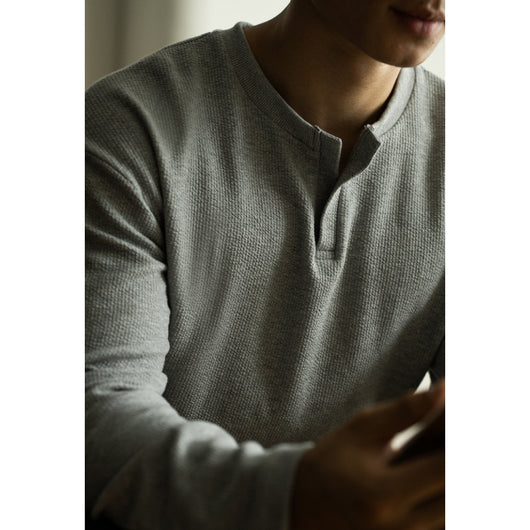 Camiseta Básica Cuello V Manga Larga para Hombre - Image 7