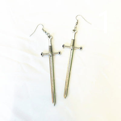 Aretes Góticos de Bronce con Diseño de Espada - Accesorios de Moda Alternativa - Image 5