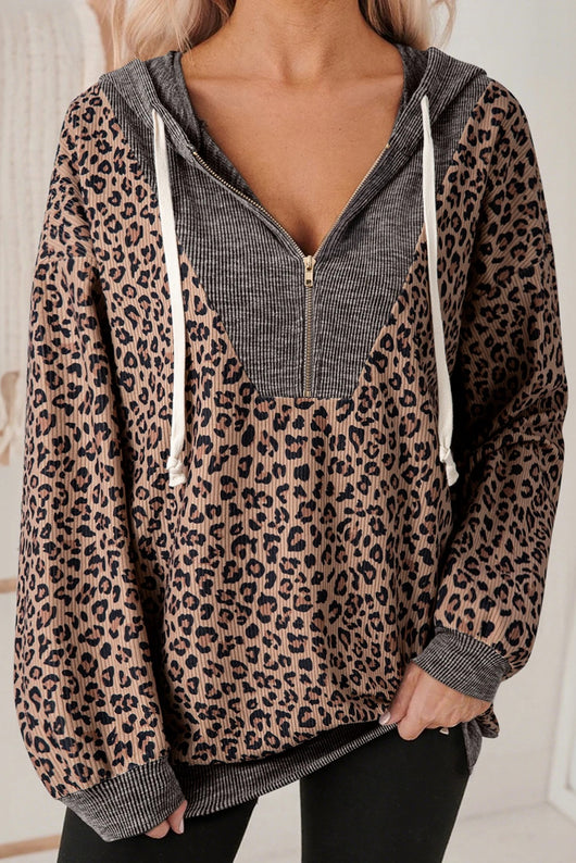 Sudadera Hoodie Khaki con Estampado Leopardo y Cuello Contrastante - Image 3